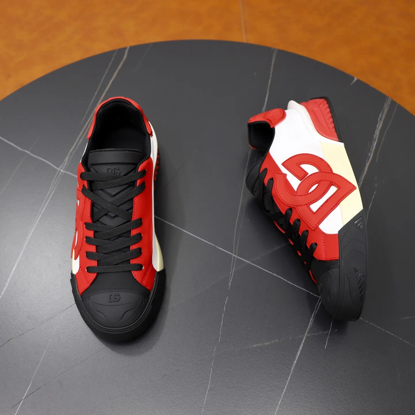 Ex-factory price: 600💰••New products••Dolce&Gabbana••DG✔️High-end men's sports•casual shoes. Original goods from top counters. Original imported multiple material splicing design ➕Original outsole.  Size: 38-44 (45, 46 customized)